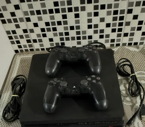 PS4 slim 1TB