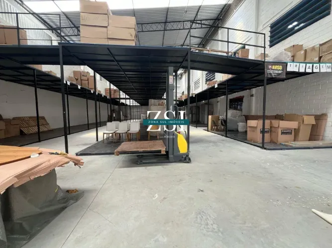 Galpão todo coberto com 560 m², em Jardim Jordão, Aluga