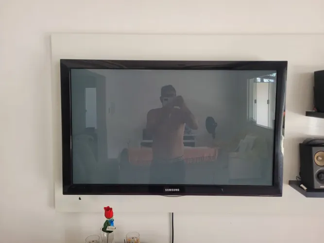 Vendo tv semi nova com lista no canto