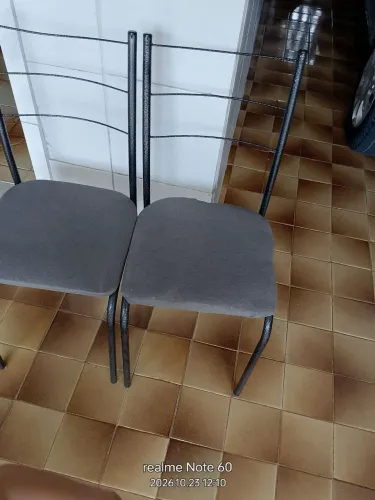 Cadeiras de mesa, toda estrutura de metal.