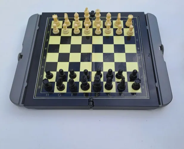 Jogo de xadrez magnético portátil