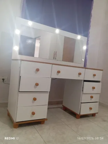 Vendo Penteadeira com lâmpadas de Led 