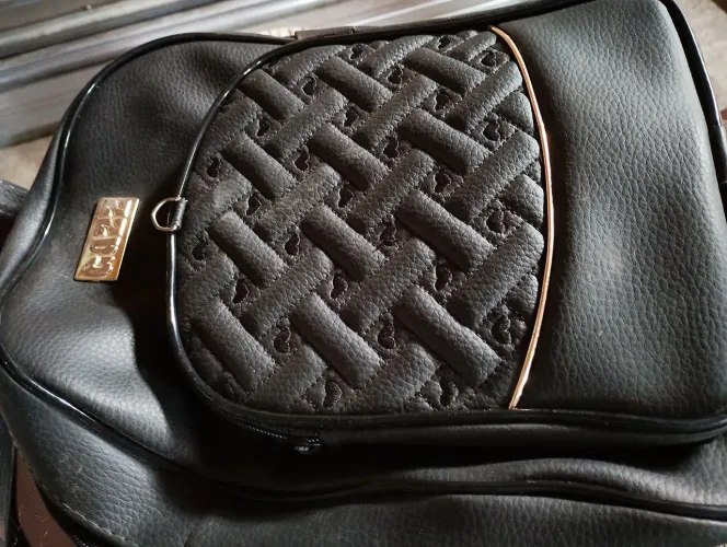 Vendo uma mochilinha de couro ótimo para trabalhar