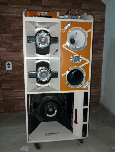 Caixa de som automotivo