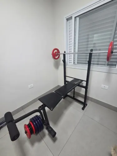 Aparelho de musculação com anilhas