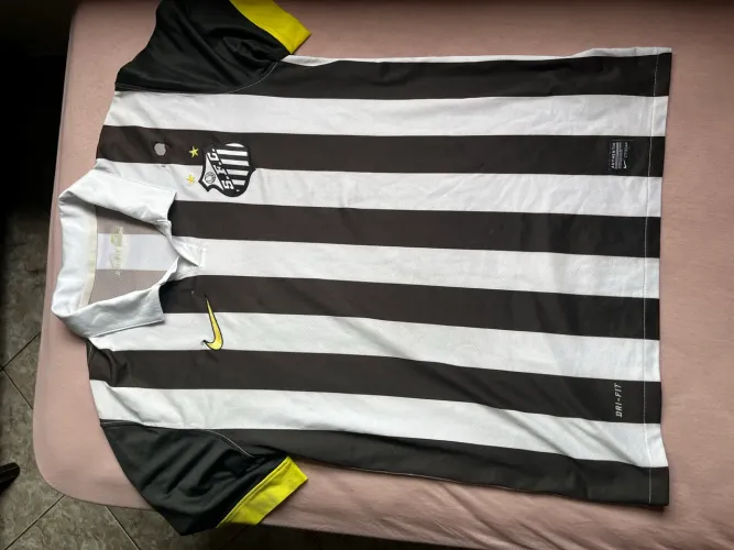 Camiseta santos 2013 original ( está com furo em cima do símbolo )