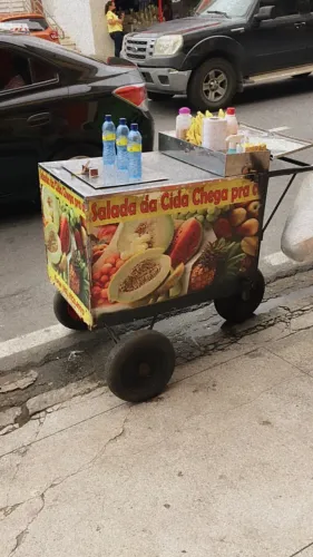 Carro de salada de açaí