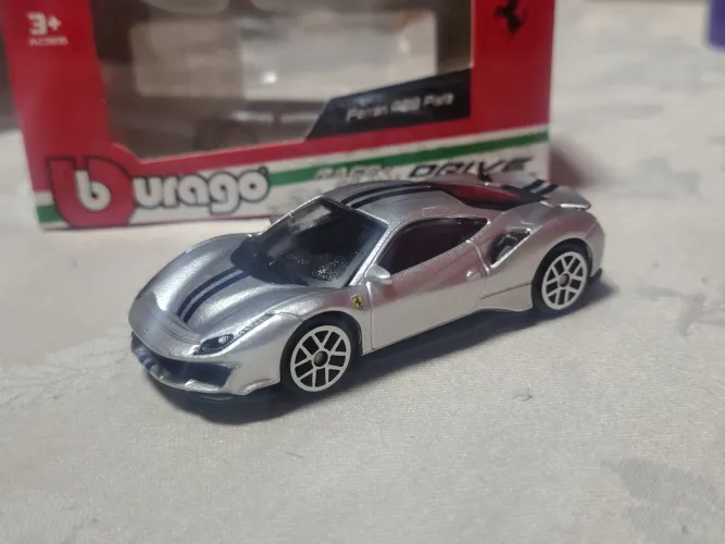 Ferrari 488 Pista Miniatura 1.64 Burago