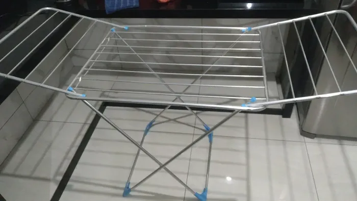 Vendo varal de chão medida 1,74 ele é bem Grande 100% alumínio está novo usado muito pouco