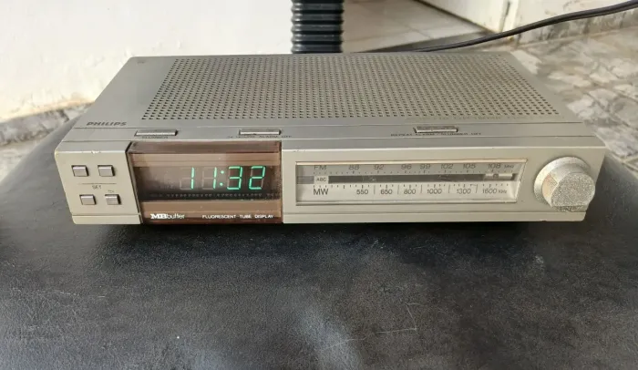 Raridade rádio relógio despertador antigo década de 1980 (elétrico e à pilha). 