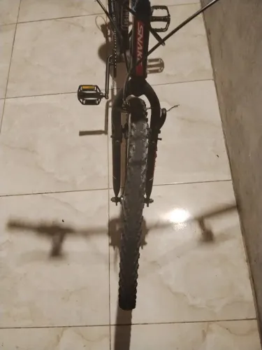 Bicicleta com o pneu empenado e marcha quebrada 