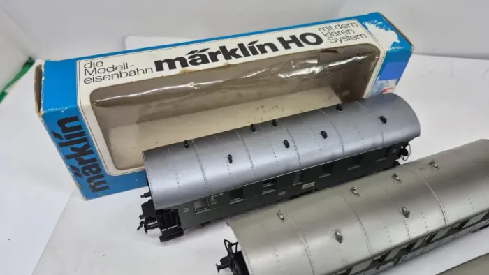 3 vagões MARKLIN HO com iluminação interna