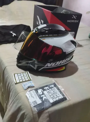 Vendo capacete novo norisk com viseira camaleão na caixa 56