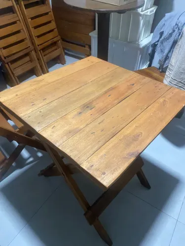Jogo de mesa com 4 cadeiras!
