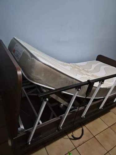 Cama Hospitalar Motorizada Eletrônica Com Grade e Colchão