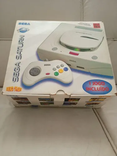 Sega Saturno translúcido na caixa.