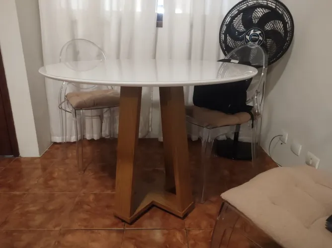 Mesa redonda para 4 cadeiras