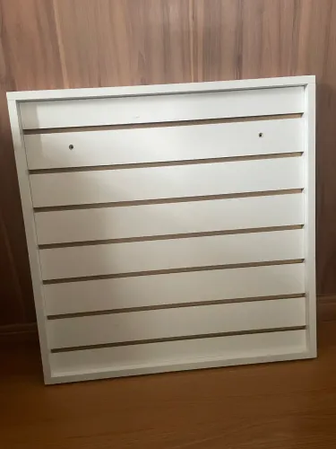 Painel expositor com moldura 