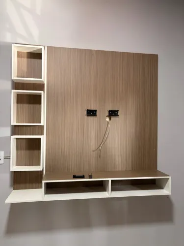 Painel grande para tv foi planejado em MDF