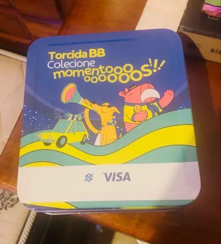 Latinha linda pra guardar figurinha da copa