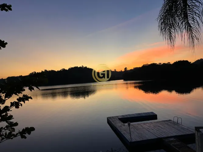 VENDE-SE LINDA CHÁCARA EM CONDOMÍNIO FECHADO ? RECANTO DOS PÁSSAROS JACAREÍ: Casa com 4 su