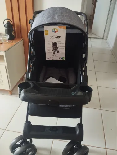 Carrinho de bebê na caixa 