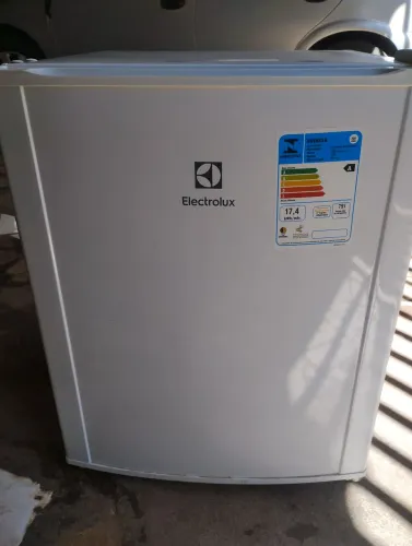 Frigobar Electrolux (COM DEFEITO) - 79 Litros - 220V