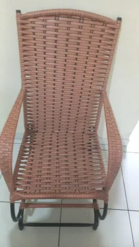 Cadeira de balanço em perfeito estado.
