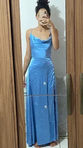 Vestido tecido de cetim, com fenda lateral e costa entrelaçada.