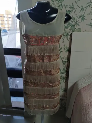 Vestido bege com franja e lantejoula dourada