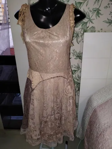 Vestido bege rendado