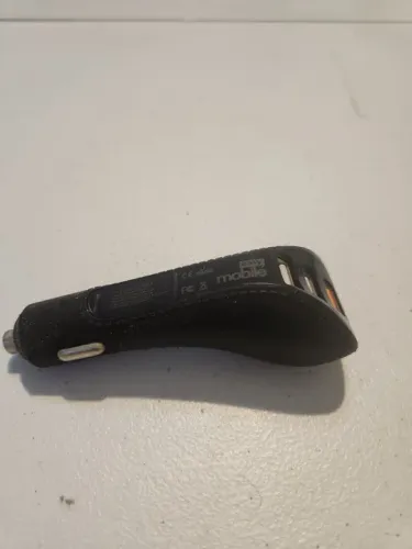 Carregador de celular para carro.