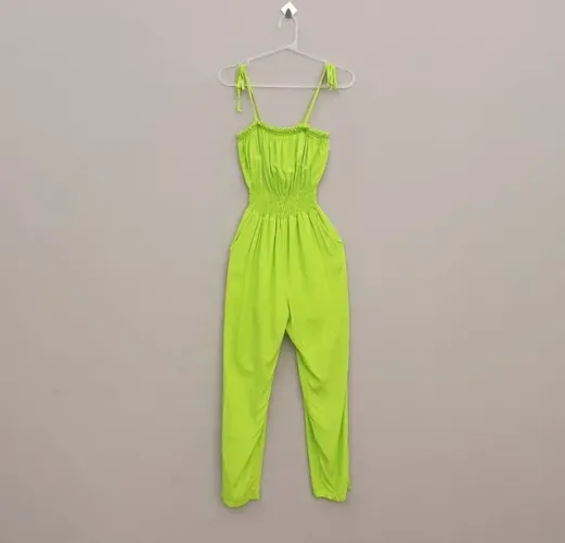 Vendo macacão fluído de alcinha verde lima com lastex na cintura possui fendas nas pernas 