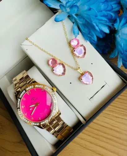 Relógio Feminino Dourado com Pedrarias e colar e Brincos em Formato de Coração