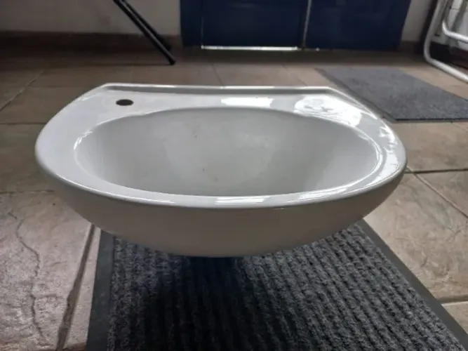 Pias Azul antiga e  Branca pequena