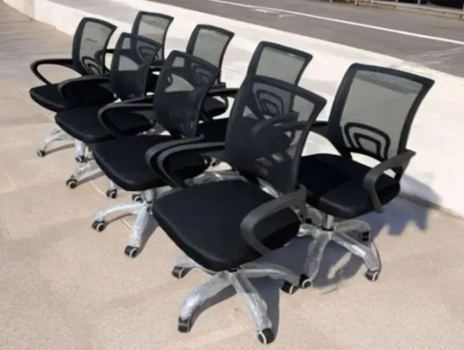 Cadeira de escritório giratoria preta 