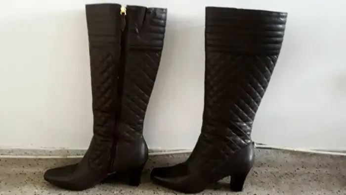 Bota marrom de cano longo da Stiletto 