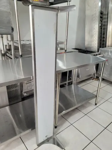 PRATELEIRA INOX COM MÃO FRANCESA INVERTIDA. 