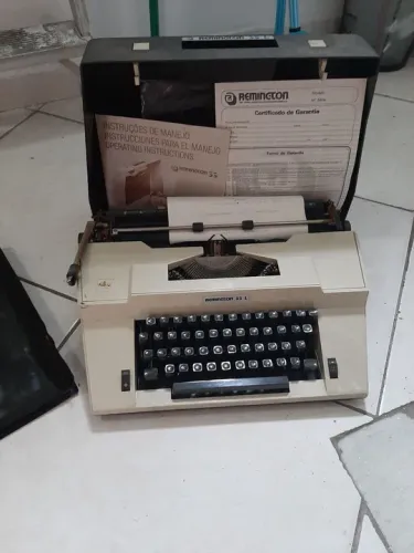 02 Maquina de datilografia antiga
