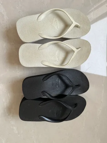 02 chinelos salto alto Havaiana branca e preto numero 36