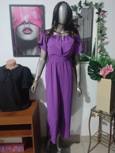 Macacão Feminino Pantalona de Crepe Duna com Lastex na cintura e decote V.