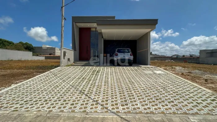 Casa plana à venda em Condomínio Fechado no Eusébio