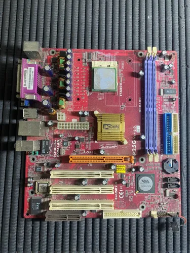 Placa-Mãe PCChips P25G (Versão 3.0)