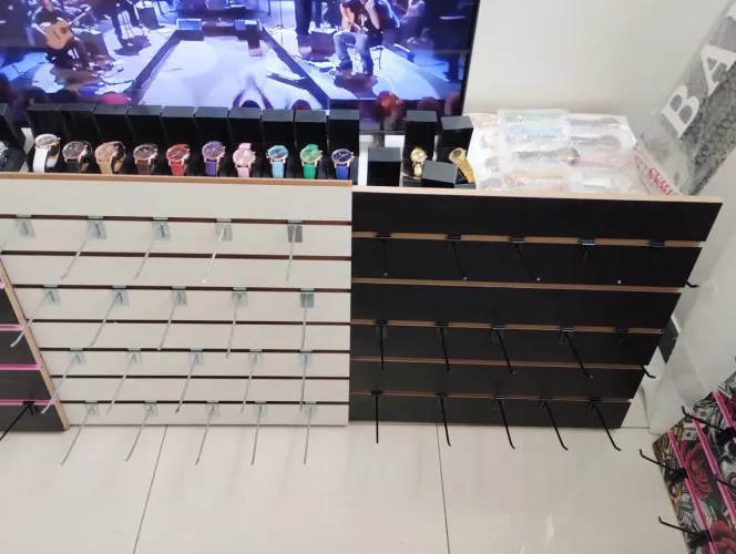 Painéis Expositores para Lojas com Ganchos ( Novos ) Tamanho 60x60 