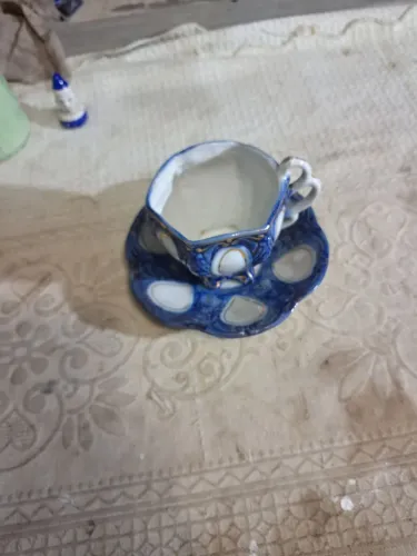 Xícara de porcelana azul e branca com pires