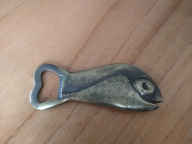 Abridor de garrafa antigo em formato de peixe (Tecnomarine 88)
