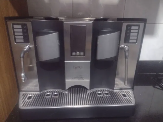 Máquina de Café Apollo, Três Corações . Obs:não enviar contato nas mensagens Olx Bloqeia
