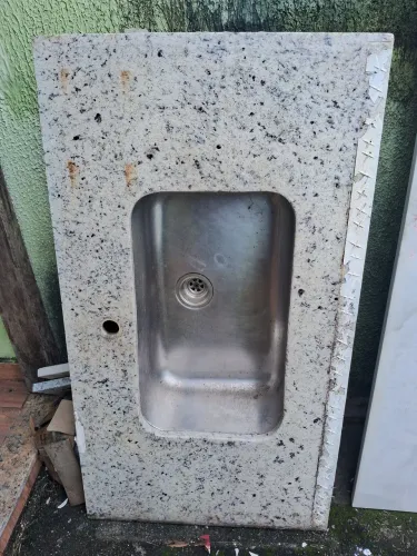 Pia de cozinha 2mts dividida em 3 partes granito