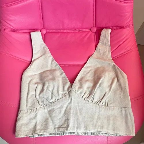 Top cropped bege de linho. P