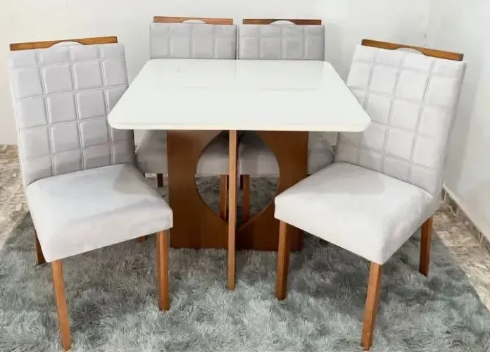Mesa de Jantar 1,20x0,80 com 4 cadeiras madeira maciça- Produto novo 